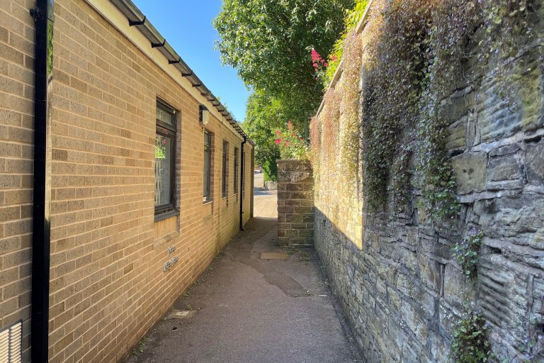 Alleyway to SAANS